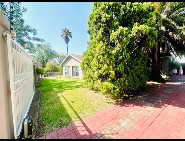 3 BEDROOM FREEHOLD FOR SALE IN BRACKENHURST